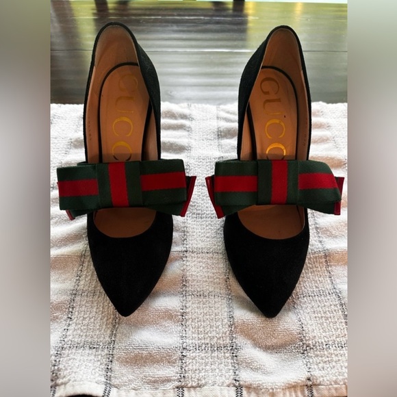 Gucci Black Heels with Green and Red Accent Removable Bow - Picture 2 of 4